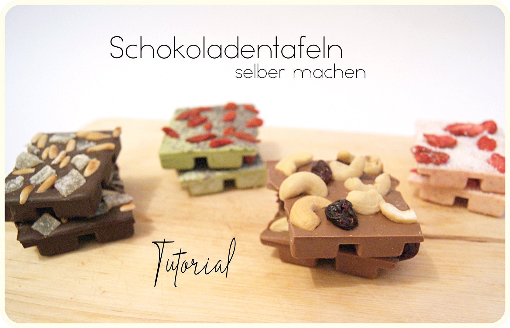 Schokoladentafel selber machen, bunte Schokolade, Cranberries, Cashewnüssen, Schokolade selbermachen, Tutorial, DIY, Rezept, Schokoladenrezept, Schokolade bunt dekorieren, Schokolade selber machen, Matchaschokolade, Himbeerschokolade, Erdbeerschokolade, Geschenkidee, Schokolade schmelzen, Schokolade richtig schmelzen