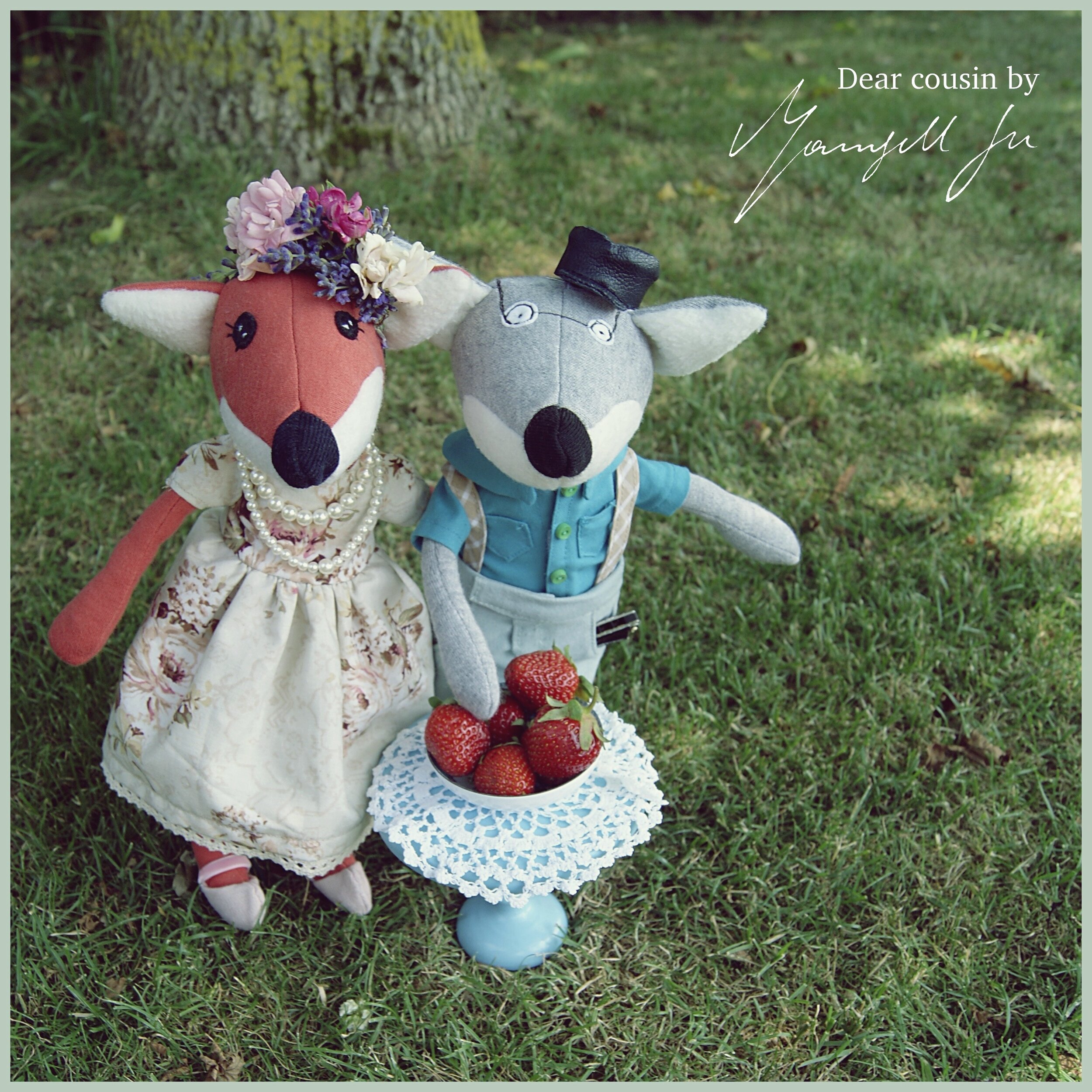 Dear Cousin dolls, Stoffpuppe, Fuchs Stoffpuppe, schwedischer Midsommar, Dear Cousin stories, Rag doll, fox doll, doll pattern, Mittsommer, Schnittmuster, Swedish Midsommar, schwedische Bräuche, schwedische Traditionen, Schweden Geschichten, Midsommarnachtsfeier, Mamsell Su, Schnittmuster Stoffpuppe, Fuchspuppe, Fuchs, Blumenkranz binden, Erdbeeren mit Schlagsahne, Wie feiert man Midsommar in Schweden, Tanz um den Maibaum