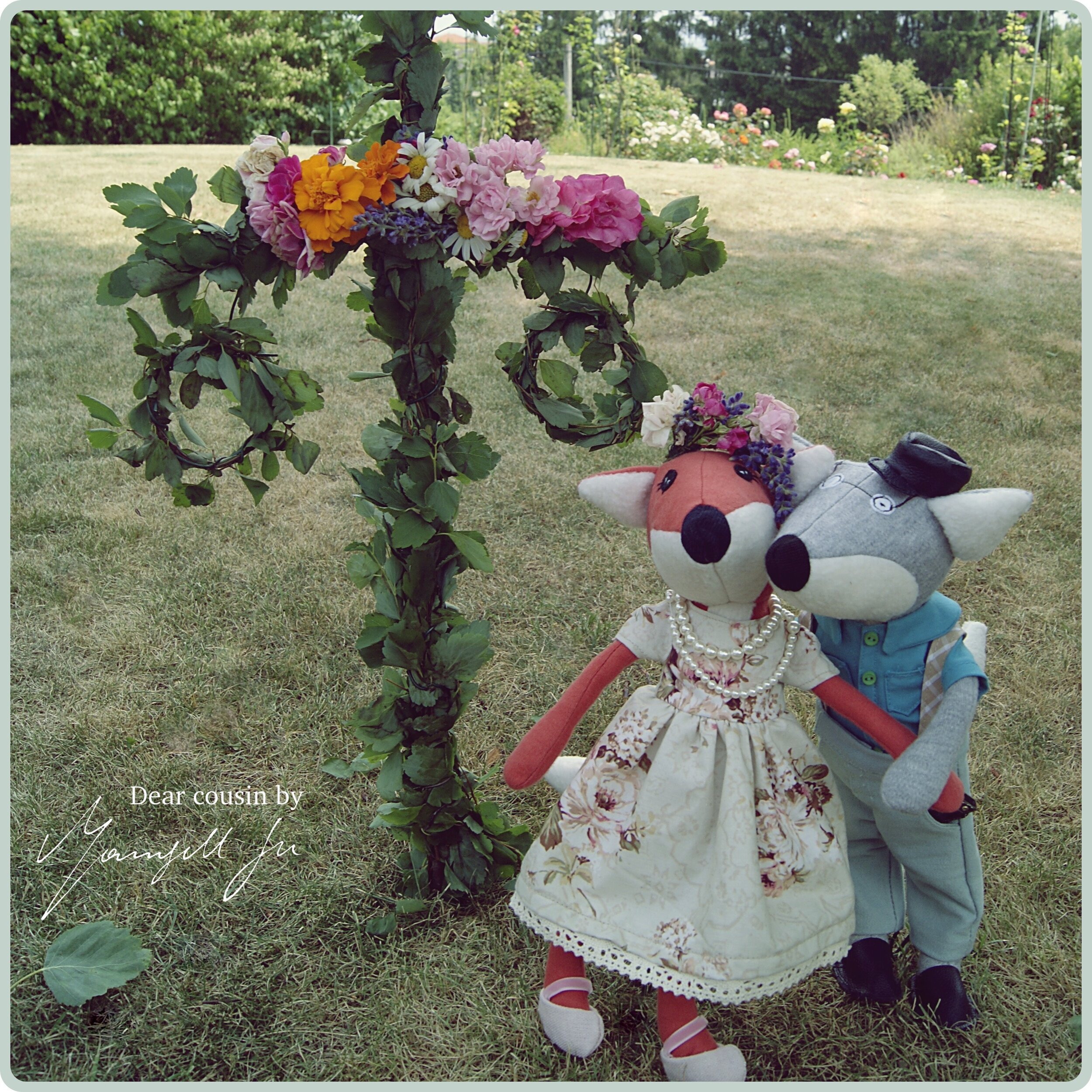 Dear Cousin dolls, Stoffpuppe, Fuchs Stoffpuppe, schwedischer Midsommar, Dear Cousin stories, Rag doll, fox doll, doll pattern, Mittsommer, Schnittmuster, Swedish Midsommar, schwedische Bräuche, schwedische Traditionen, Schweden Geschichten, Midsommarnachtsfeier, Mamsell Su, Schnittmuster Stoffpuppe, Fuchspuppe, Fuchs, Blumenkranz binden, Erdbeeren mit Schlagsahne, Wie feiert man Midsommar in Schweden, Tanz um den Maibaum