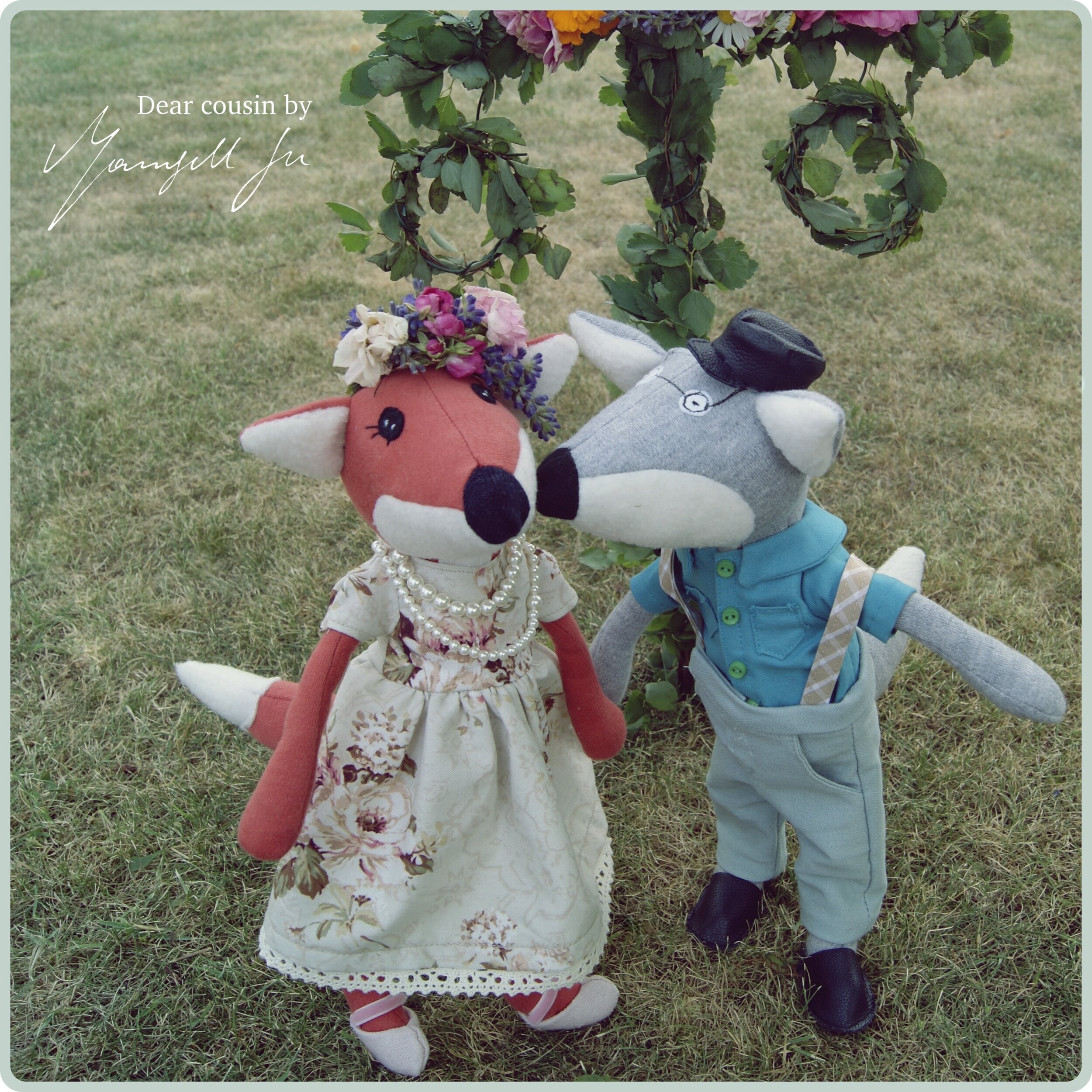 Dear Cousin dolls, Stoffpuppe, Fuchs Stoffpuppe, schwedischer Midsommar, Dear Cousin stories, Rag doll, fox doll, doll pattern, Mittsommer, Schnittmuster, Swedish Midsommar, schwedische Bräuche, schwedische Traditionen, Schweden Geschichten, Midsommarnachtsfeier, Mamsell Su, Schnittmuster Stoffpuppe, Fuchspuppe, Fuchs, Blumenkranz binden, Erdbeeren mit Schlagsahne, Wie feiert man Midsommar in Schweden, Tanz um den Maibaum