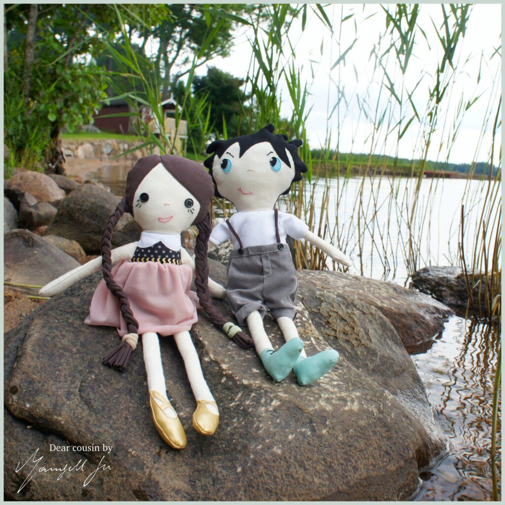 Dear Cousin dolls, dear cousin stories, Stoffpuppe, Anneli, Puppenjunge, Sixten, fabric doll, doll boy, doll pattern, Schnittmuster, Mamsell Su, Nordische Mythologie, Nordische Wesen, Schwedische Bräuche, Schwedische Natur, Geschichen aus Schweden, Leben in Schweden, Sweden, norse mythology, swedish nature, swedish tradition, true friendship, Kindheit, Freundschaft, Schnittmuster Stoffpuppe, nordisk mytologi, bäckahästen