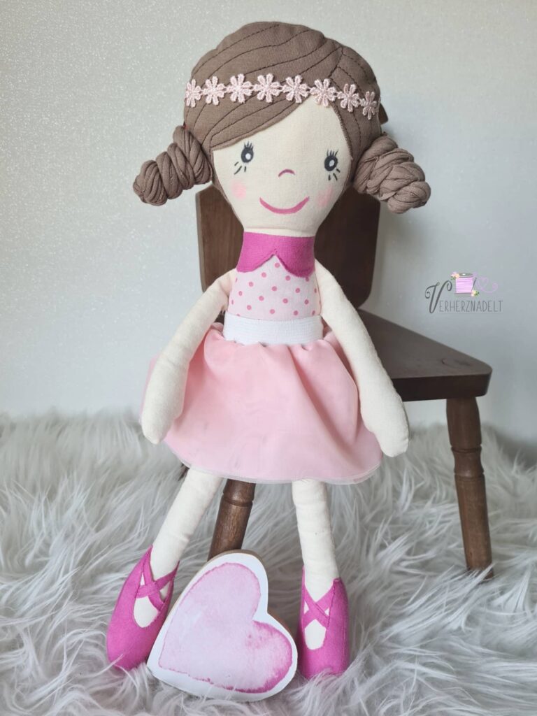 Probenähen Stoffpuppe, Stoffpuppe "Anneli", Dear cousin dolls, Mamsell Su, cloth doll, test sewing, doll sewing pattern, doll pattern, Schnittmuster und Nähanleitung, pdf-Schnittmuster, Stoffpuppe selber nähen, Verherznadelt