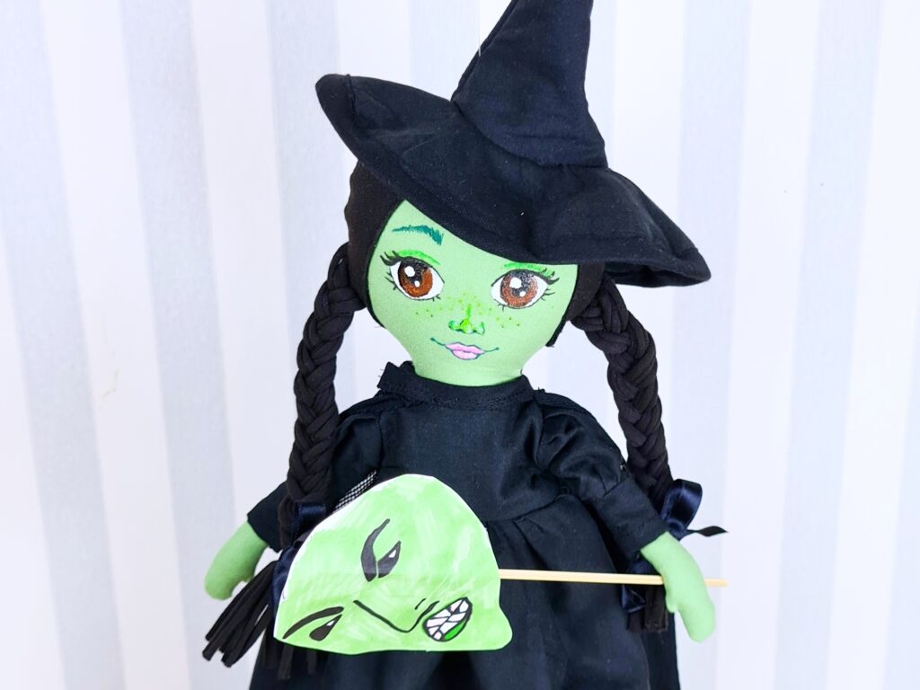 Halloween doll, Die böse Hexe des Westens, the Wicked Witch of Oz, cloth doll, sewing pattern, Schnittmuster, Stoffpuppe, Mamsell Su, Dear Cousin Stories, Halloween Kostüm, Fiona, Shrek, Hulk, Halloween costume, Dear cousin dolls, Geschichten aus Schweden