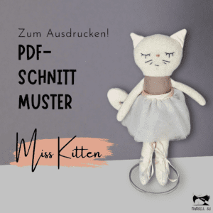 Coverbild des Miss-Kitten-Schnittmusters von Mamsell Su. Stoffkatze mit Tüllrock, digitales PDF zum Nähen einer 26-cm-Katze