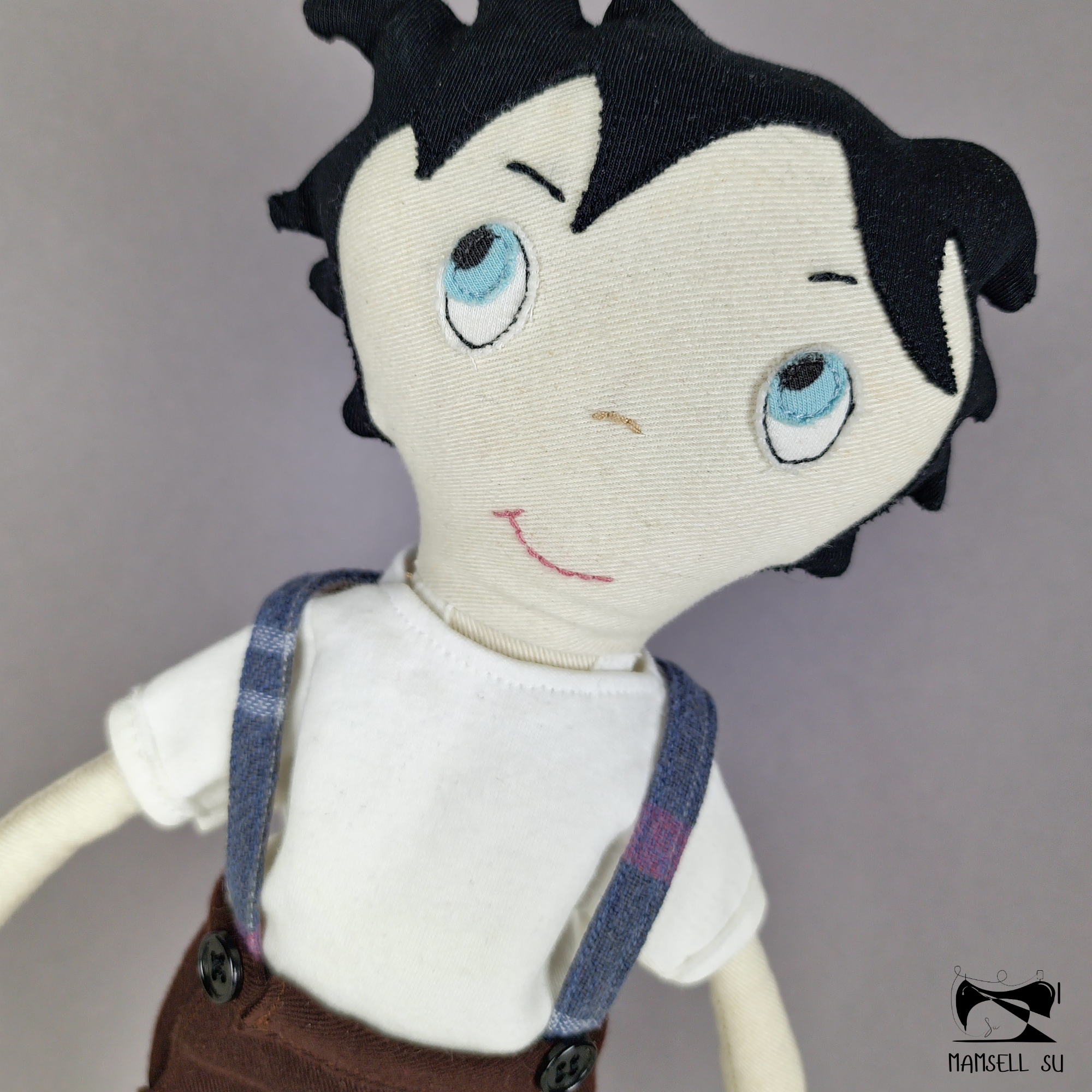 Nahaufnahme Sixten Stoffpuppenjunge – applizierte Augen, gesticktes Gesicht, handgenähtes Detail – DIY Stoffpuppe Schnittmuster