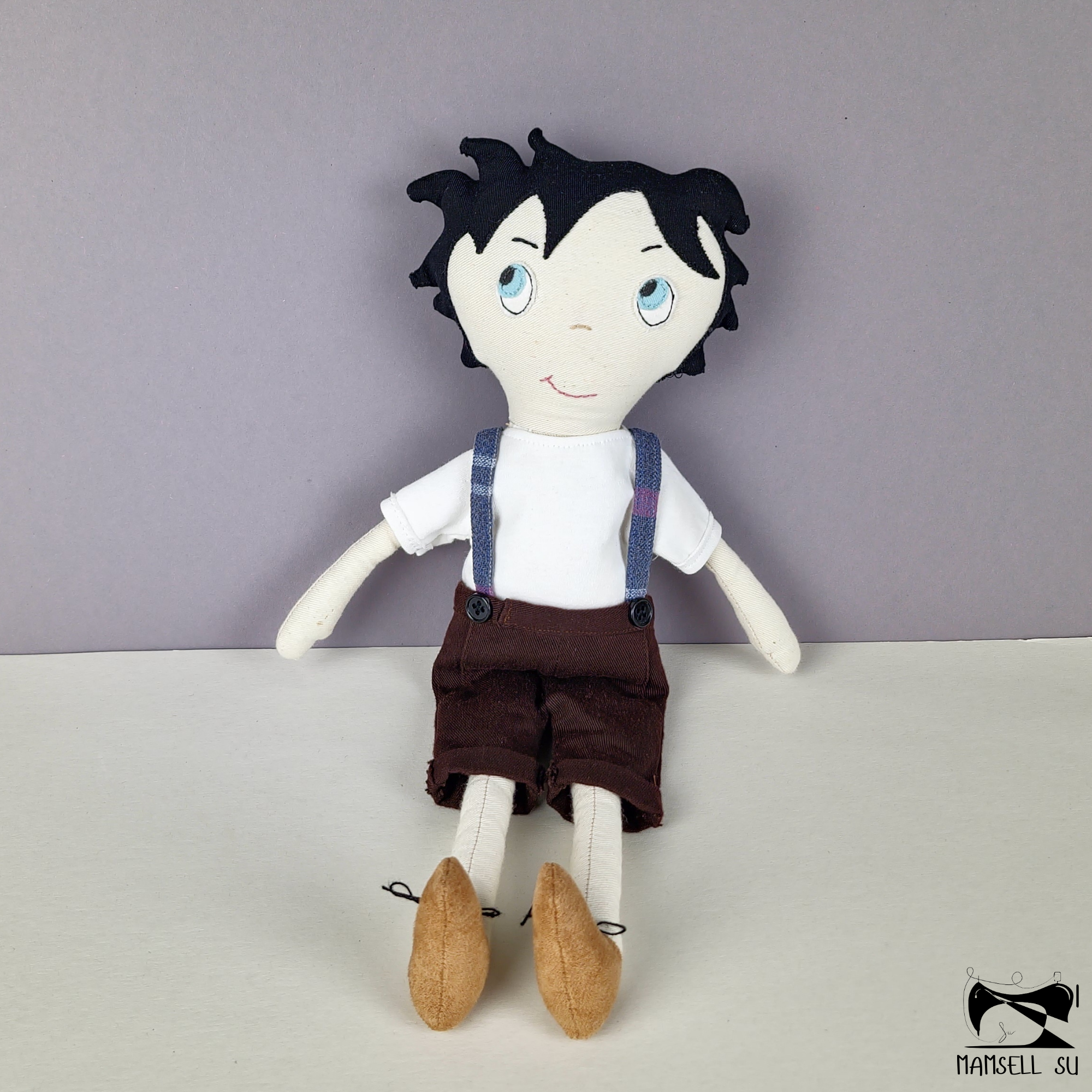 Sixten Stoffpuppenjunge sitzend – handgenähte Puppe, Rag-Doll-Stil, nordisches Design – PDF Schnittmuster von Mamsell Su