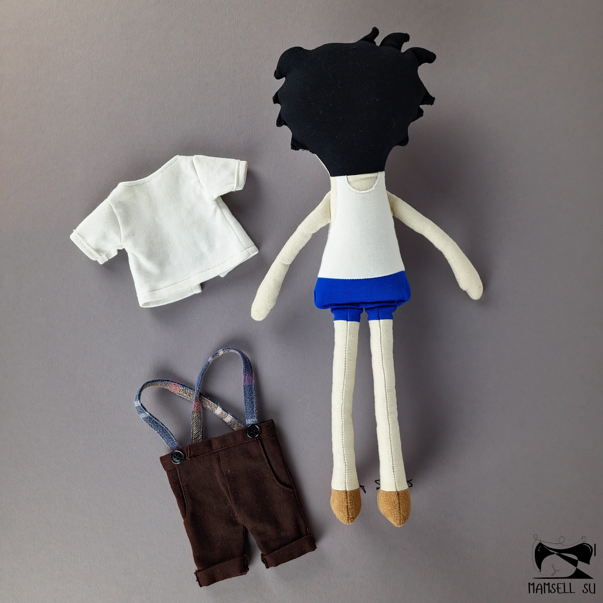 Sixten Stoffpuppe Rückansicht mit abgelegten Kleidungsstücken – handgefertigte Puppenkleidung im Schnittmuster enthalten