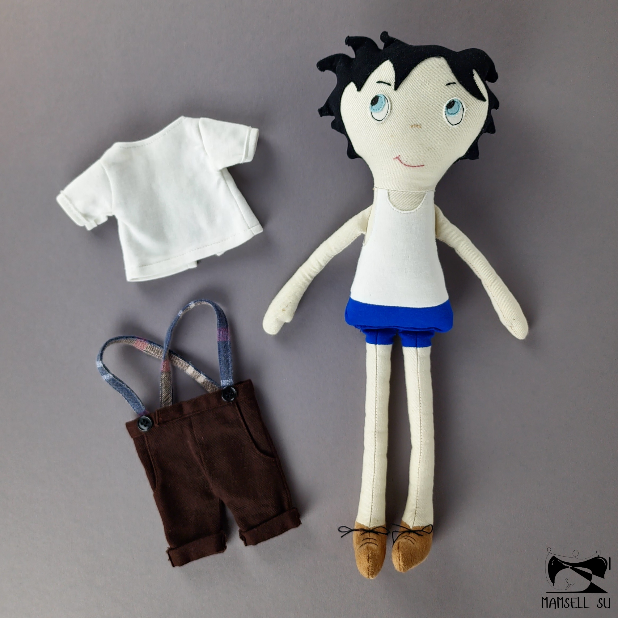 Sixten Stoffpuppe mit separat gezeigter Kleidung – Hose mit Trägern und T-Shirt – im PDF Schnittmuster enthalten