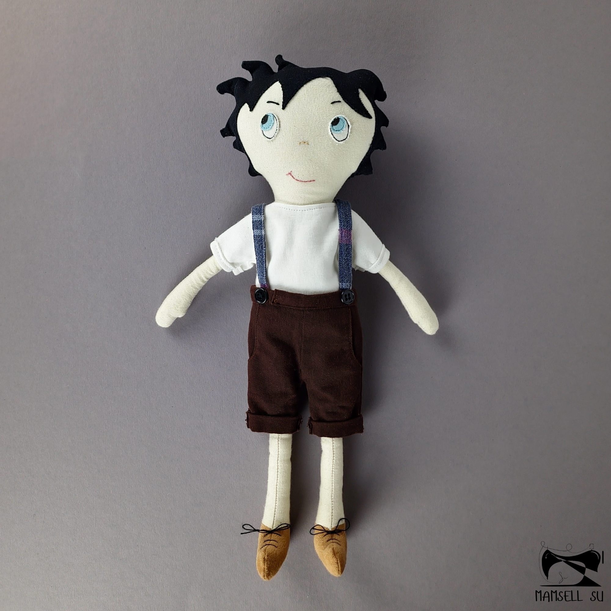 Sixten Stoffpuppenjunge angezogen – Vorderansicht mit kurzer Hose, Trägern und T-Shirt – Nähanleitung und Schnittmuster von Mamsell Su
