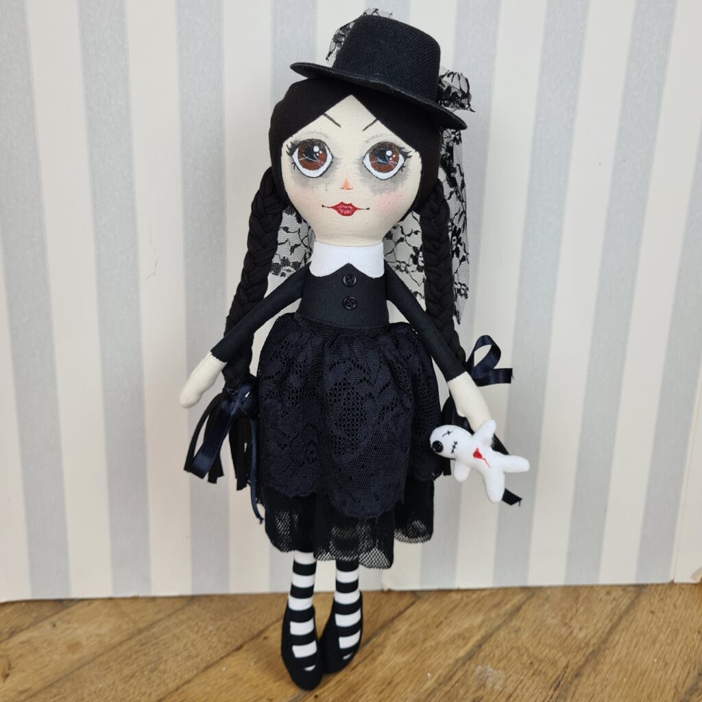 Wednesday doll, witch doll, Halloween doll, Hexe Stoffpuppe, Halloween Stoffpuppe, Gothic doll, Gothic Stoffpuppe, peronalisierte Stoffpuppe, individuelle Stoffpuppe, Mamsell Su, dolls and pattern